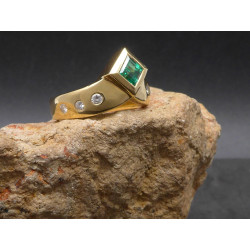 Goldring mit Diamanten und Smaragd